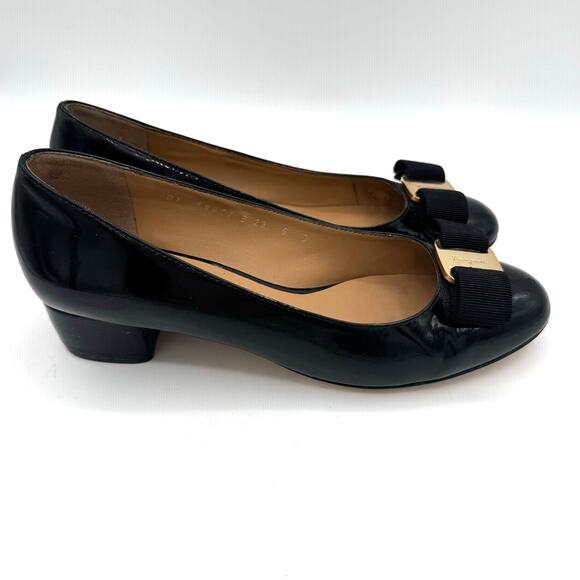 Salvatore Ferragamo Vara black patent leather pumps size 6 - Picture 4 of 10